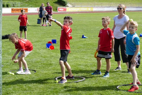 Frühjahrssportfest im Stadion mit Kinder-Leichtathletik ein voller Erfolg